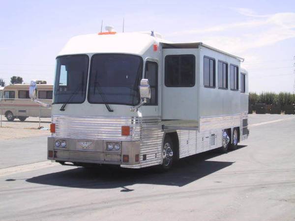 fCustom_Silver_Eagle_RV_bus_conversion_wi_609ede84cf4f0.jpg